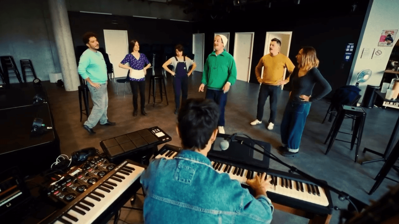 Un groupe pratique l’improvisation en répétition, accompagné par un pianiste.