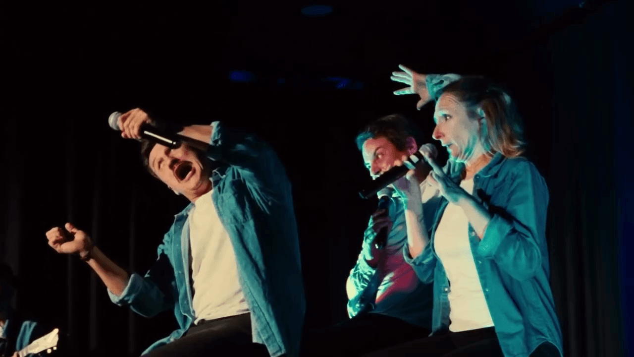 Trois artistes jouent et chantent un spectacle d’improvisation sur scène.